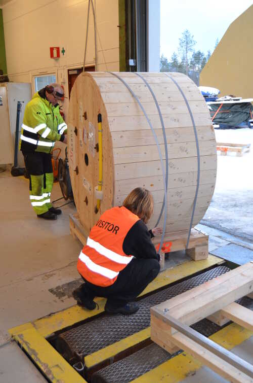 Arbeid ved Nexans - emballering av kabeltromler